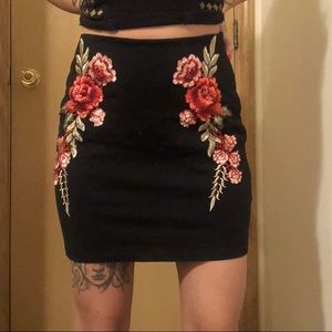 Rose Detail black tube skirt, size s.